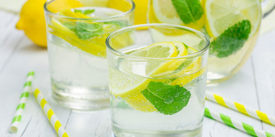 Zitronenwasser mit Minze