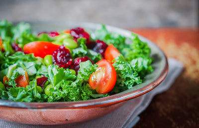 Grünkohl Salat mit Avocado und getrockneten Cranberries